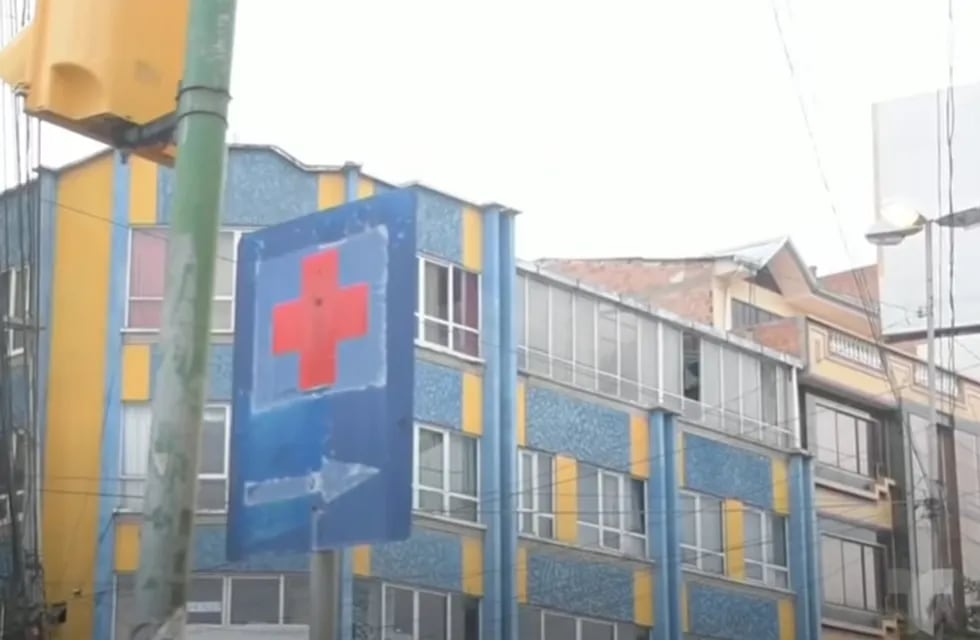 Por intentar agarrar el celular, una enfermera dejó caer a un recién nacido en un hospital de Bolivia.
