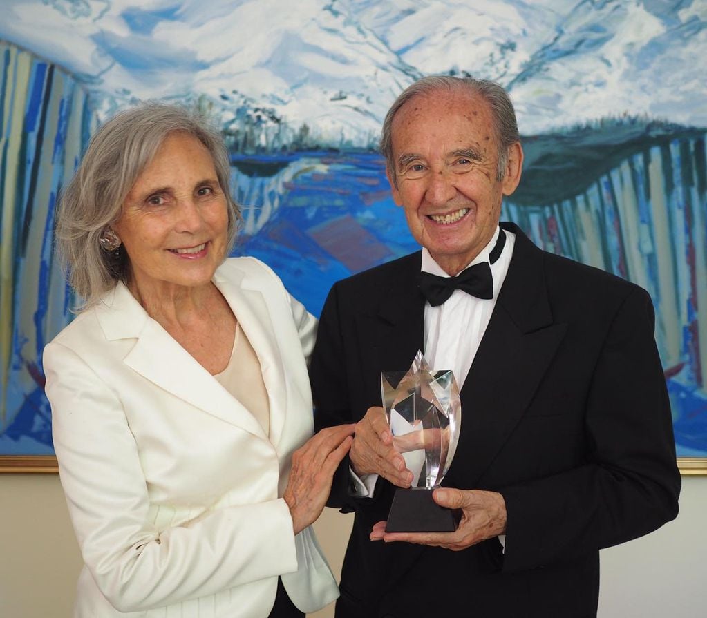 Nicolás Catena junto a su esposa, Elena Maza, y su reconocimiento en la gala de Miami en 2022. - Gentileza
