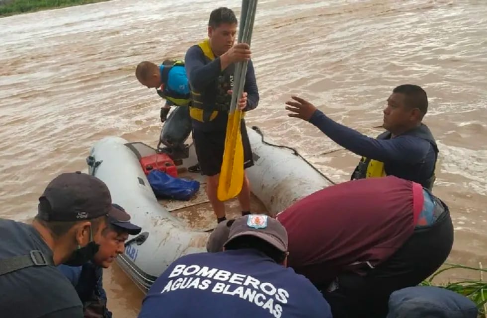 Personal de rescate trabaja para encontrar a personas que se hundieron en un gomón sobre el río Bermejo en Salta.