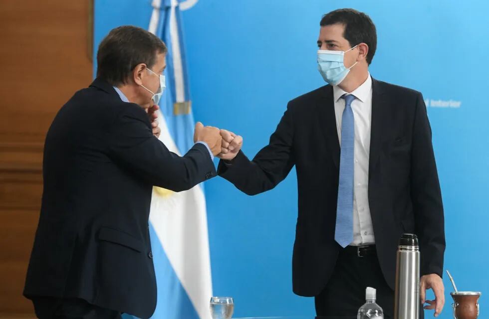 El gobernador Rodolfo Suárez y Wado De Pedro evalúan la entrada y salida de personas a Chile.