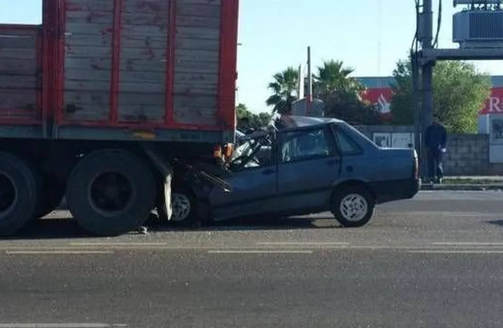 Violento siniestro vial en Godoy Cruz: un auto chocó de atrás a un camión estacionado