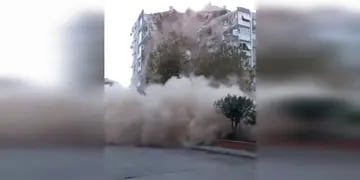 Derrumbe de un edifico en Turquía por un fuerte sismo