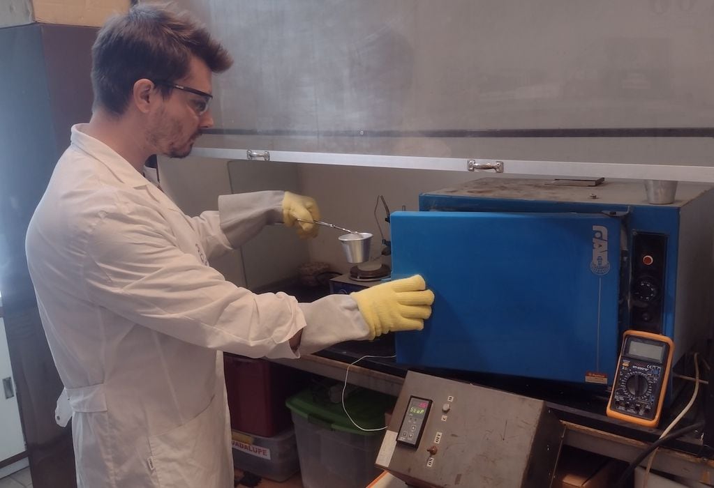 El investigador Alexander Resentera durante ensayos de extracción de litio desde espodumeno en el Laboratorio MESiMat