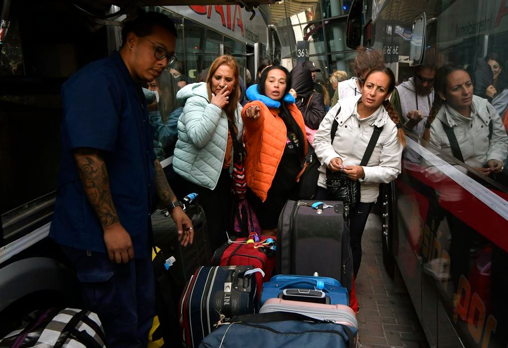 Terminal de ómnibus repleta de personas que volvieron de Chile tras el finde XL - Foto: Orlando Pelichotti / Los Andes