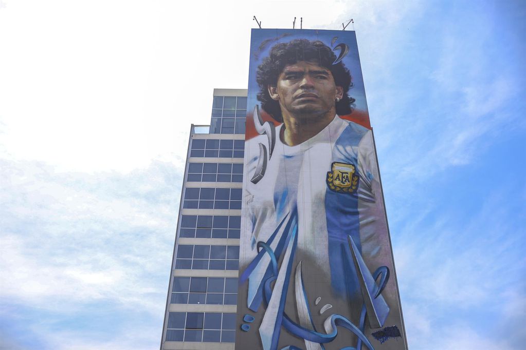 Diego Maradona cumpliría 62 años este domingo 30 de octubre y en su homenaje inauguran 2 murales gigantes en Buenos Aires. Maximiliano Bagnasco pintó este mural en Ezeiza. Foto EFE