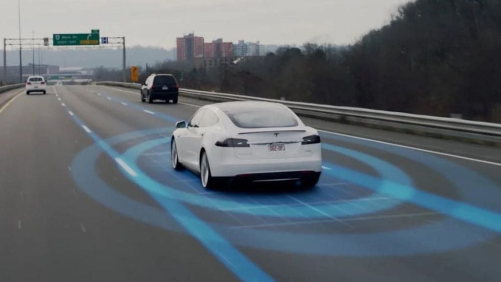 Tesla llama a revisión a más de 2 millones de vehículos para corregir fallas del piloto automático.