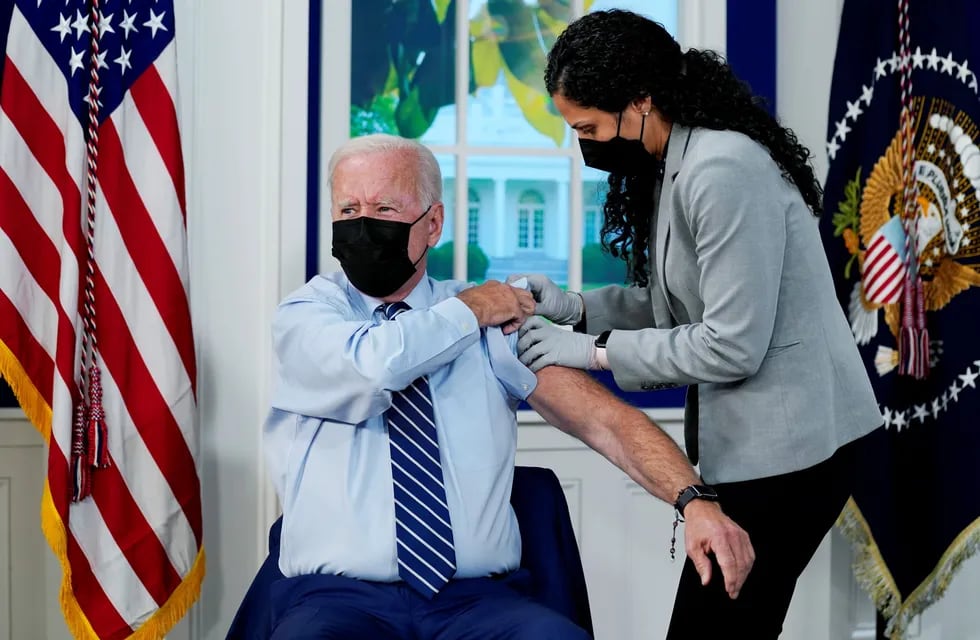 El presidente Joe Biden recibe una vacuna de refuerzo de COVID-19 en Casa Blanca, el lunes 27 de septiembre de 2021. (Foto AP / Evan Vucci).