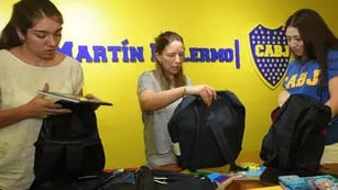 Celeste, Fernanda y Rocío, también integrantes de la Peña Martín Palermo, revisan las donaciones. Marcelo Rolland / Los Andes