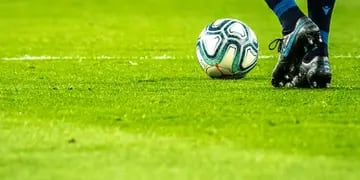 Un futbolista murió en un brutal choque de cabezas con un rival en pleno partido