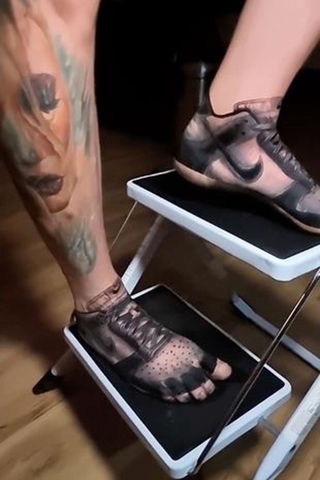 Gunther le dibujó al hombre unas zapatillas deportivas Nike. Foto: Web