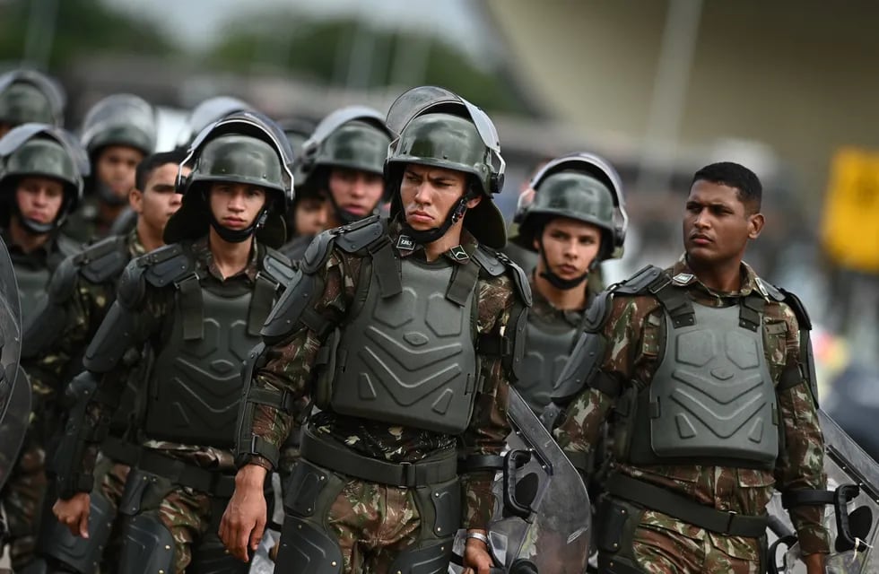 Al menos 1.200 bolsonaristas fueron detenidos este lunes en el campamento que habían montado frente al cuartel general del Ejército en Brasilia. EFE