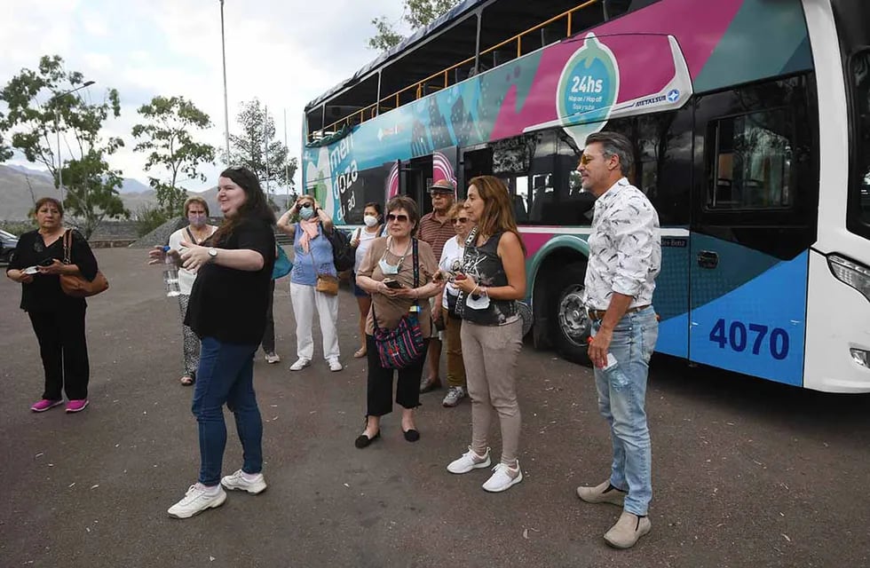 Recorrer la Capital en el bus turístico es una opción “gasolera” para los visitantes y para los propios mendocinos. Foto: José Gutiérrez / Los Andes