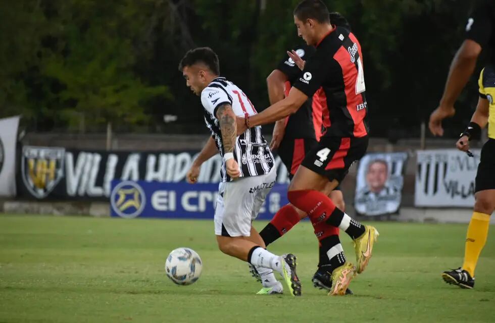 El delantero Nicolás Romano de Gimnasia, sufrió las infracciones y la fuerte marca del equipo de Defensores de Belgrano. Tarde en la que el Lobo perdió en su debut por 1 a 0.