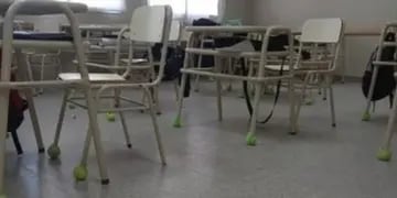 Pusieron pelotas de tenis en las patas de los bancos de un aula para cuidar a un alumno autista