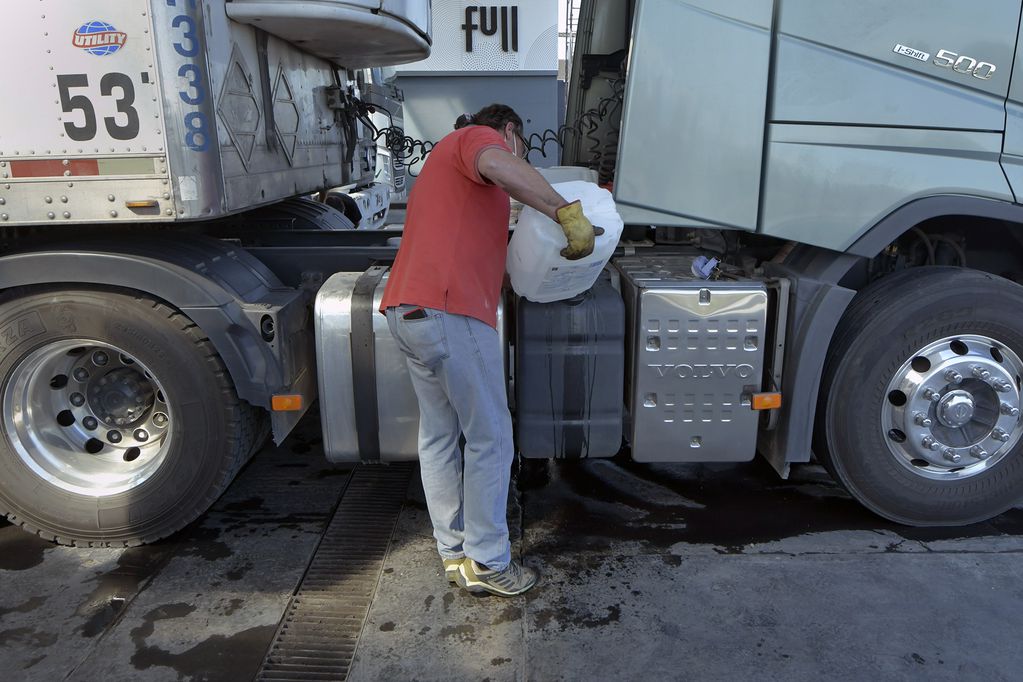 Por el aumento de la demanda de gasoil para el transporte de cargas y maquinaria agrícola, sumado a un clima internacional más que tenso, generó faltantes  del combustible Diesel. Foto: Orlando Pelichotti / Los Andes