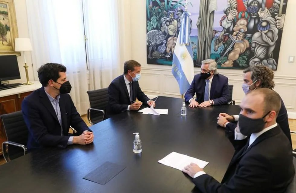El gobernador Rodolfo Suárez se reunió con el presidente Alberto Fernández y parte del gabinete entre los que estuvieron el ministro de Econpmía, Martín Guzmán, el ministro del Interior Eduardo de Pedro y el jefe de gabinete Santiago Cafiero.