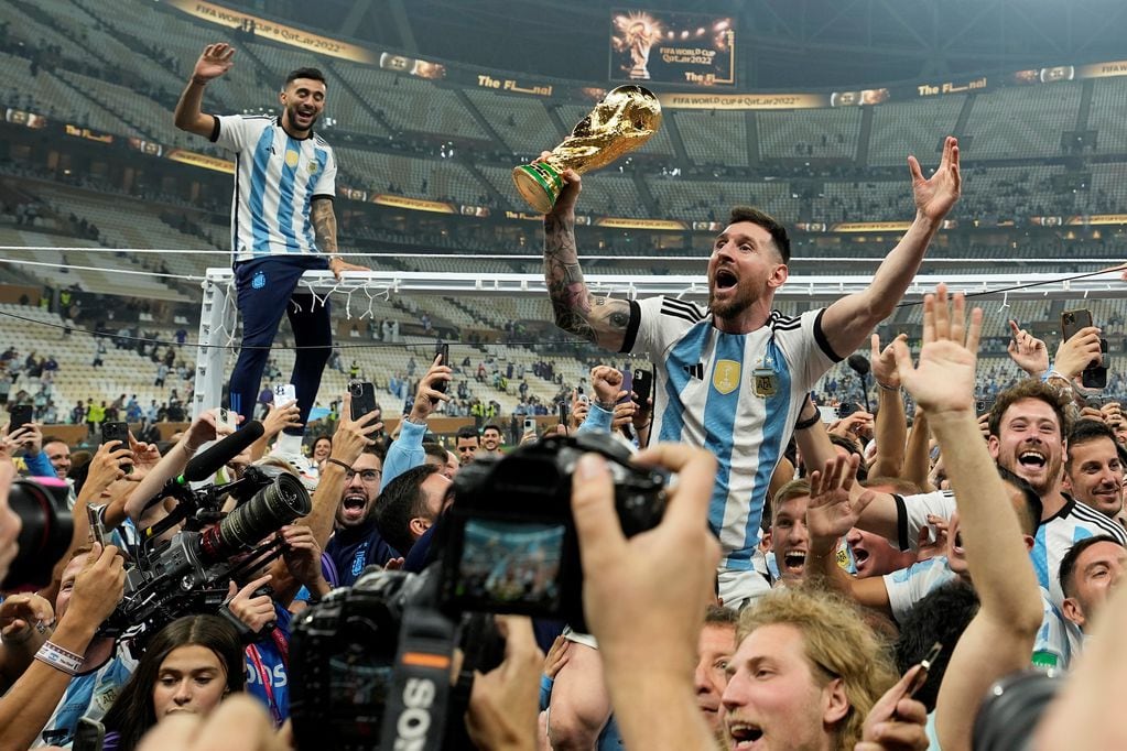 Lionel Messi y la eufórica celebración con la Copa del Mundo. Una imagen inolvidable.  (AP) 