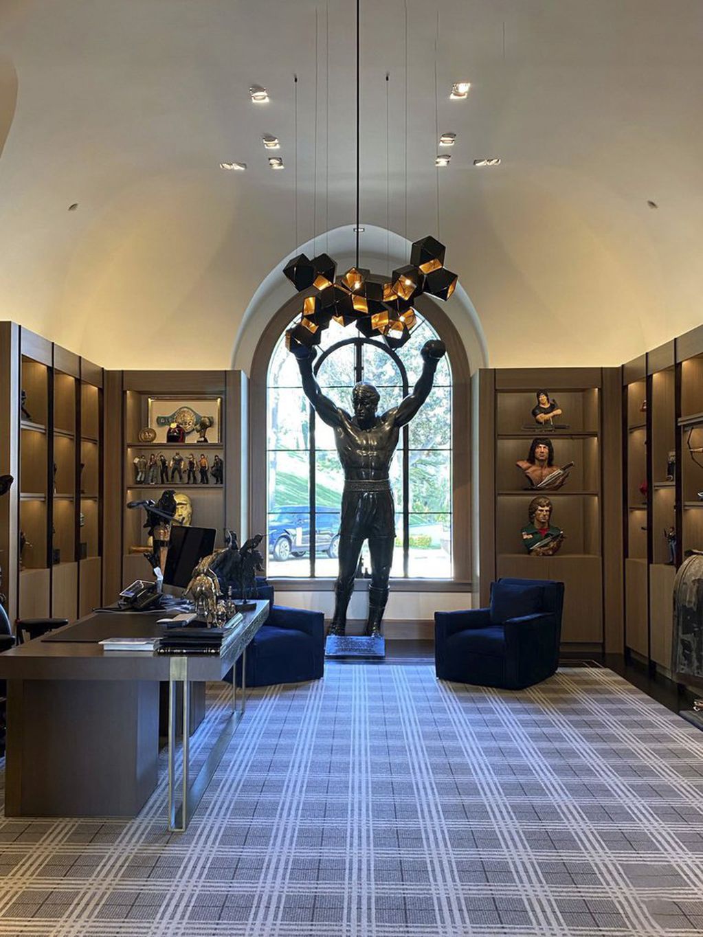 La estatua de Sylvester Stallone en una de las habitaciones de su mansión que vende por USD 130 millones. Foto: Gentileza