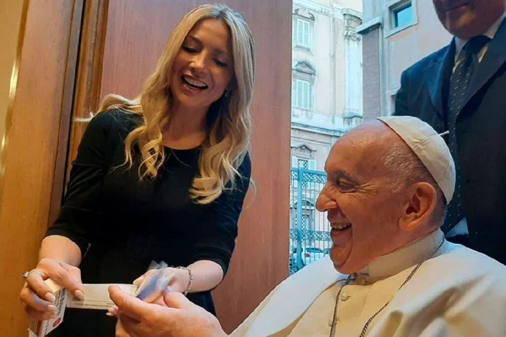 Fabiola Yáñez visitó al papa Francisco y le regaló una caja con “infinitos miligramos de diálogo”