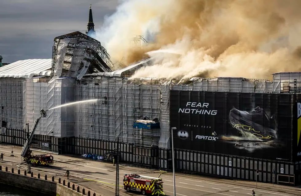 Así se vió el incendio en la antigua bolsa de la capital danesa. Foto: EFE