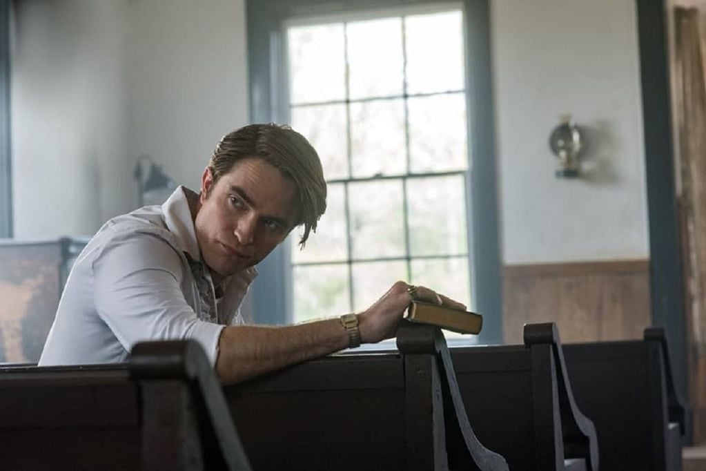 En un personaje con una doble moral, encontramos a un Robert Pattinson que sigue sorprendiendo con sus actuaciones.