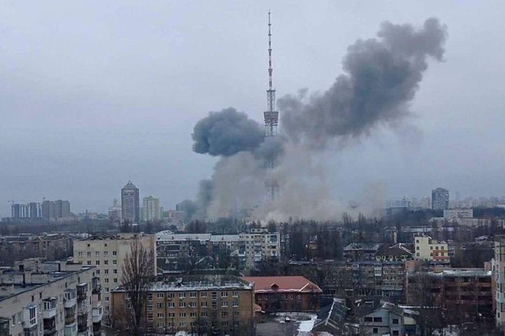 Bombardeo de Rusia a la torre de televisión de Kiev, en Ucrania (Ministerio de Defensa)