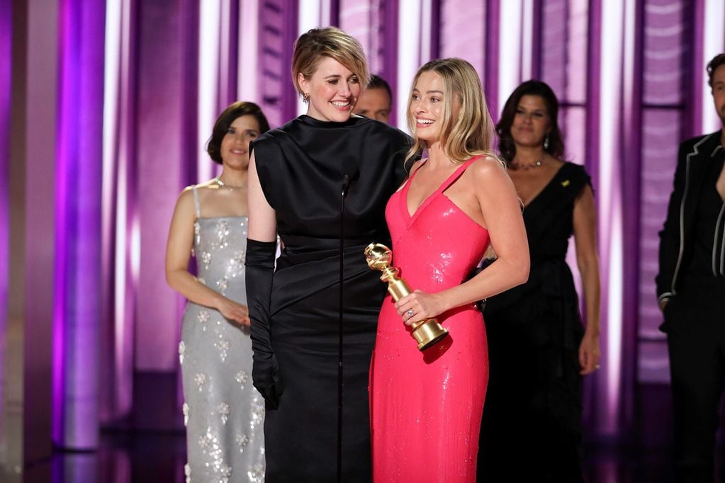 La directora Greta Gerwig y la actriz Margot Robbie, las mentes detrás del fenómeno "Barbie" (AP)