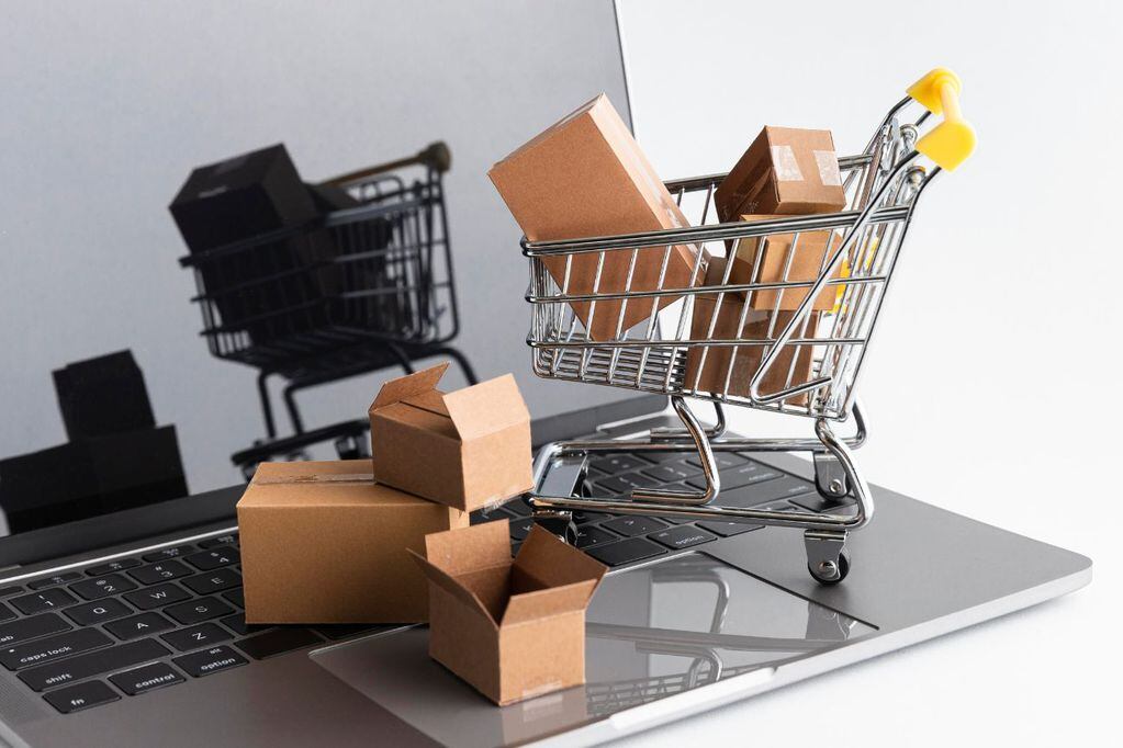 ¿Qué es un e-commerce pickers? Es quien se encarga de preparar los pedidos. Para ello agrupa los elementos de una misma orden, se ocupa del empaquetado y etiquetado para su despacho.