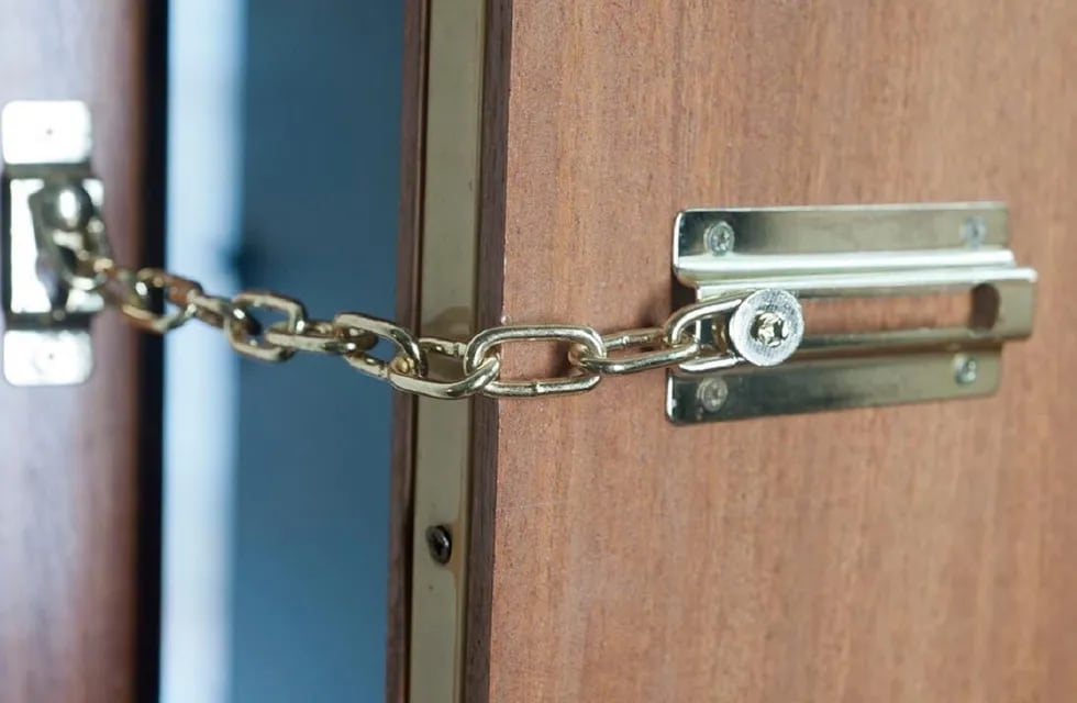 La cadena de seguridad en la puerta puede no ser la mejor opción para protegerse (Imagen ilustrativa / Hogarmania.com)