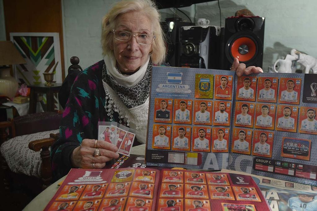 Con 75 años, Ana invierte su jubilación en figuritas y entre los últimos dos mundiales llenó 16 álbumes. Foto: José Gutierrez / Los Andes