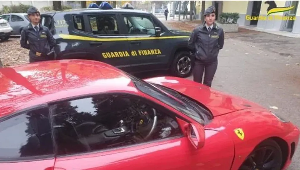 Un joven fue detenido por modificar su auto para que parezca una Ferrari auténtica.