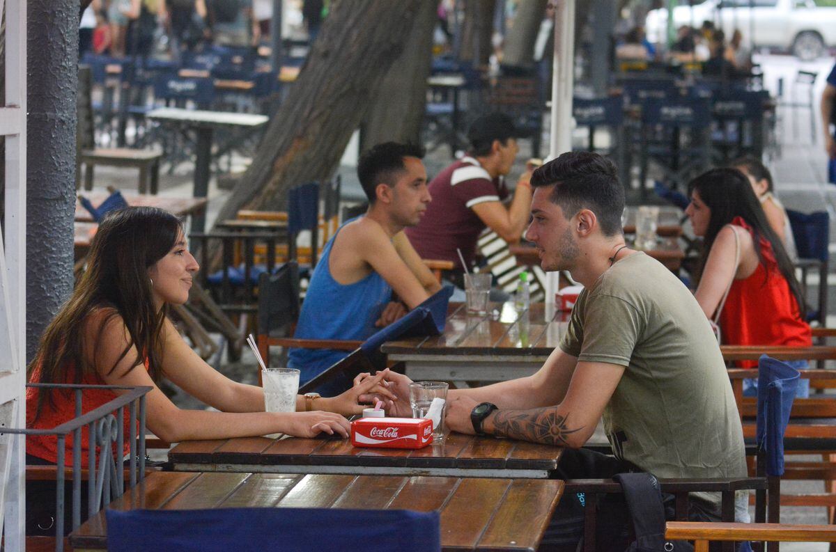 Los mendocinos festejan el día de los enamorados en bares y restaurantes. Foto: Archivo Los Andes