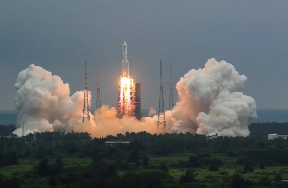 El cohete chino vuelve a la tierra. (Ju Zhenhua/Xinhua vía AP/Archivo)
