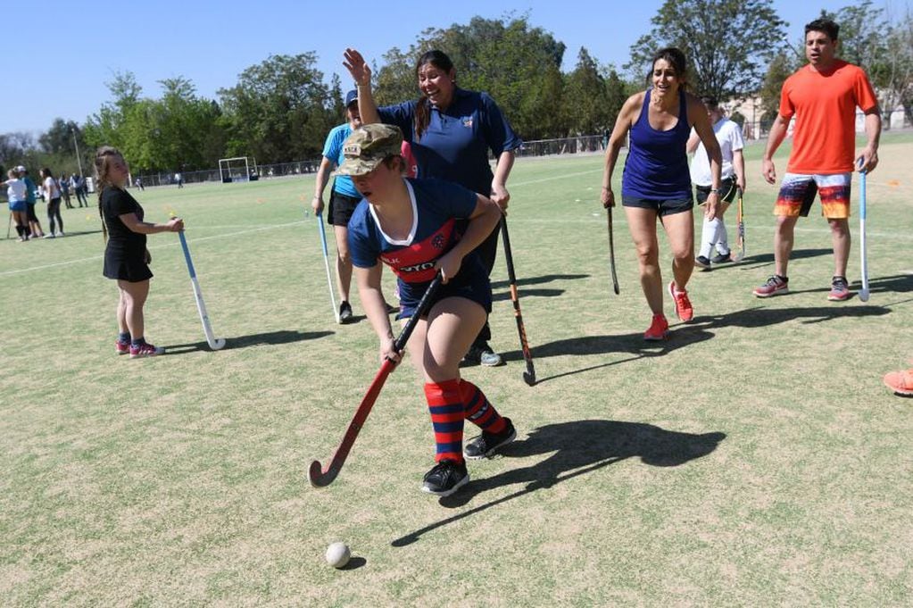 
Treinta chicas empezaron en la escuela de hockey césped inclusivo. | José Gutuérez / Los Andes
   