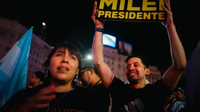 Simpatizantes de Milei celebran en las calles su elección como presidente de Argentina