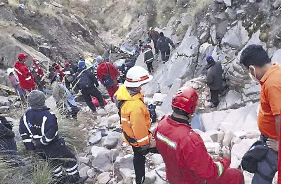 Murieron 34 personas al caer un autobús a un precipicio en Bolivia (Gentileza)
