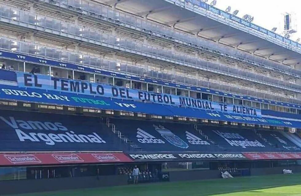 "El templo del fútbol mundial te alienta", un trapo colgado en la platea de Boca volverá a lucir el mes que viene. / Gentileza.