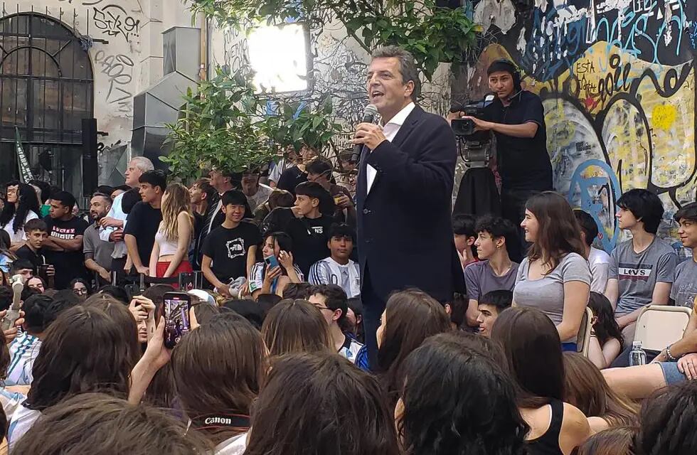 Sergio Massa cerró su campaña junto a estudiantes secundarios del colegio Carlos Pellegrini, en Ciudad de Buenos Aires. Foto: Prensa