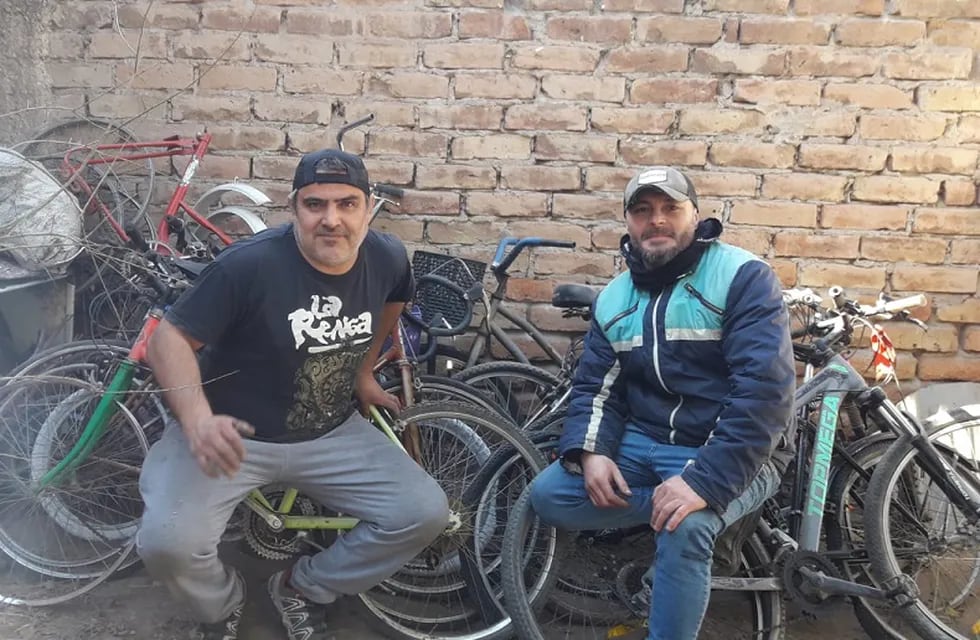 Gabriel y Pablo han comenzado la adaptación y arreglo de tres bicicletas. En octubre se entregarán las primeras siete. Foto: Gentileza