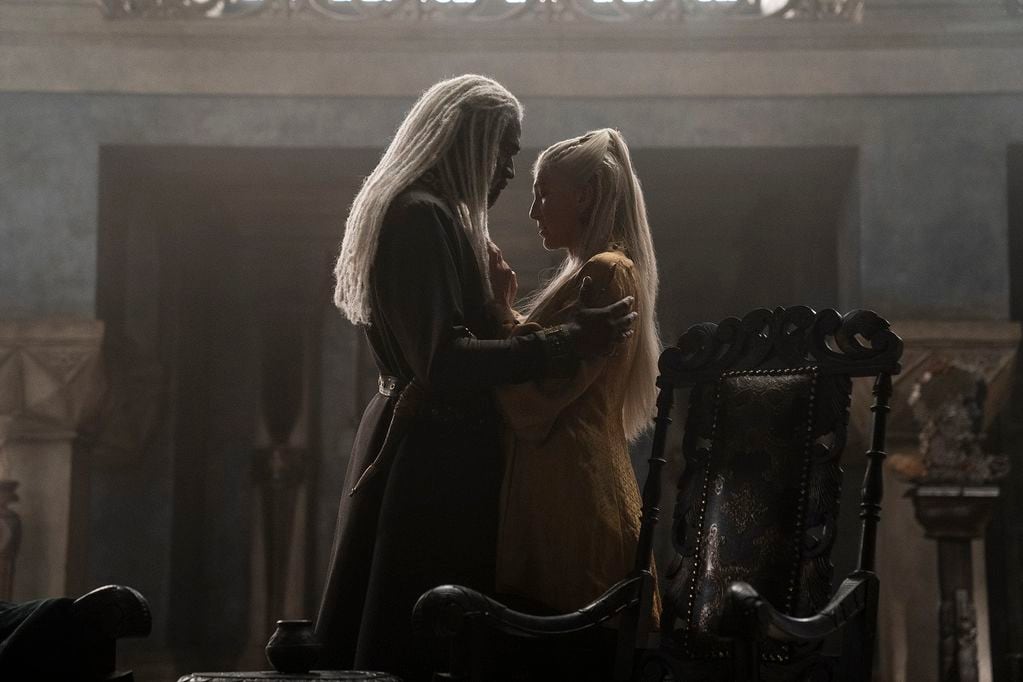 Steve Toussaint como Lord Corlys Velaryon, y Eve Best como la princesa Rhaenys Targaryen (HBO Max)