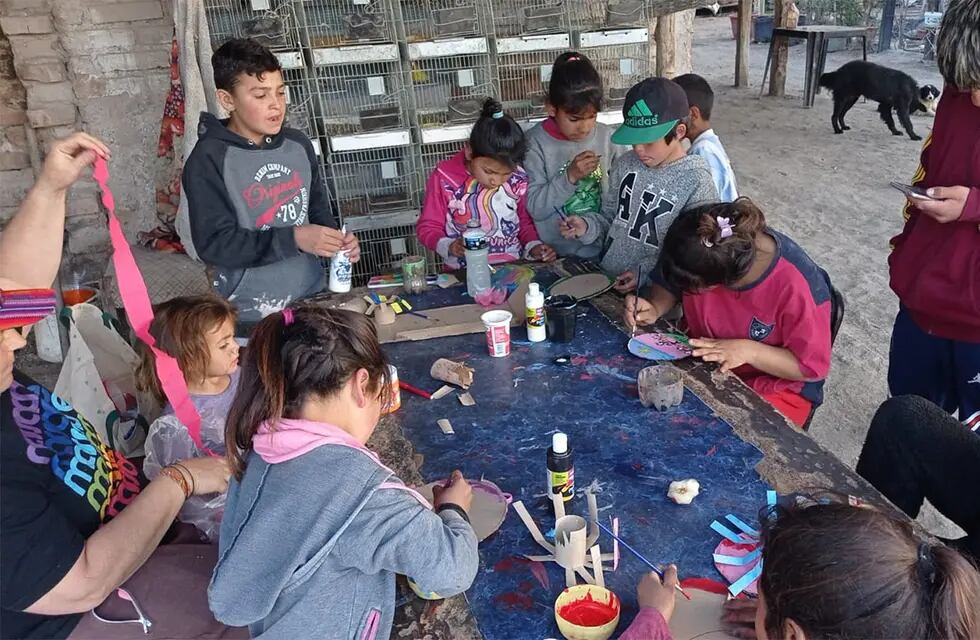 Decenas de niños reciben clases de apoyo en el Gran Mendoza a través de la ONG "Generando Puentes". | Foto: gentileza