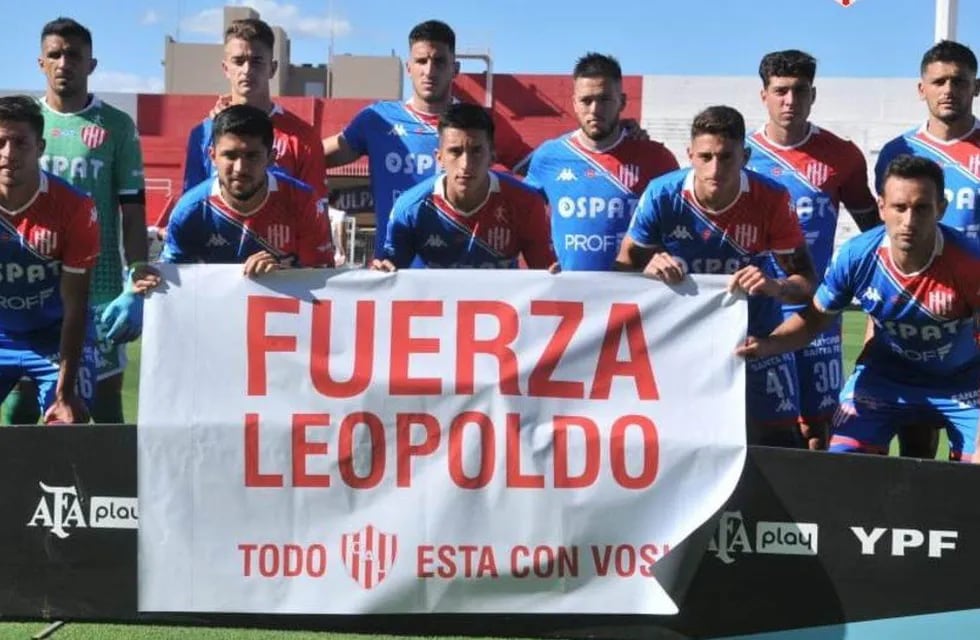 Los jugadores titulares en el partido con Patronato posaron con una bandera en apoyo para Leopoldo Luque. Foto: Gentileza