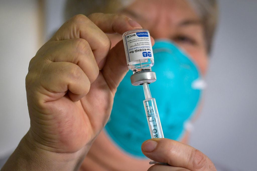 La vacunación ha comenzado pero va lenta en varias regiones dle mundo. 
