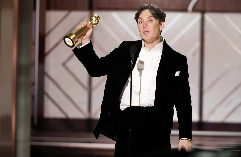 En esta imagen proporcionada por CBS, Cillian Murphy recibe el premio a mejor actor en una película de drama por "Oppenheimer"  en la 81a edición de los Globos de Oro  (Sonja Flemming/CBS via AP)