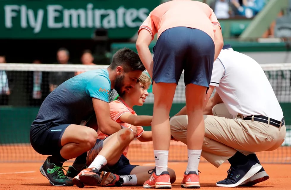 El blooper del día en Roland Garros: el bosnio Dzumhur y su choque con un ball boy 