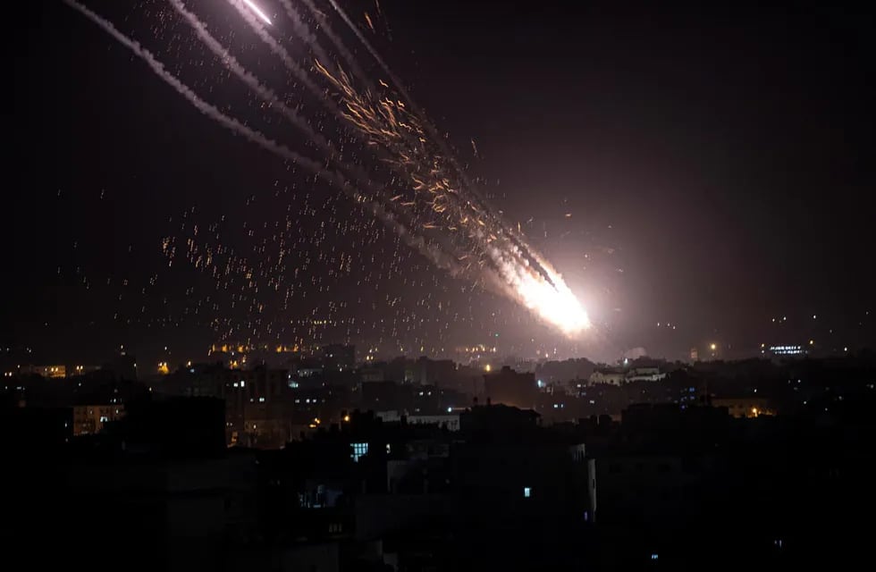 Lanzan cohetes desde la franja de Gaza hacia Israel, después de que cientos de palestinos resultaron heridos en enfrentamientos con la policía israelí en un lugar religioso en la ciudad santa. Foto AP