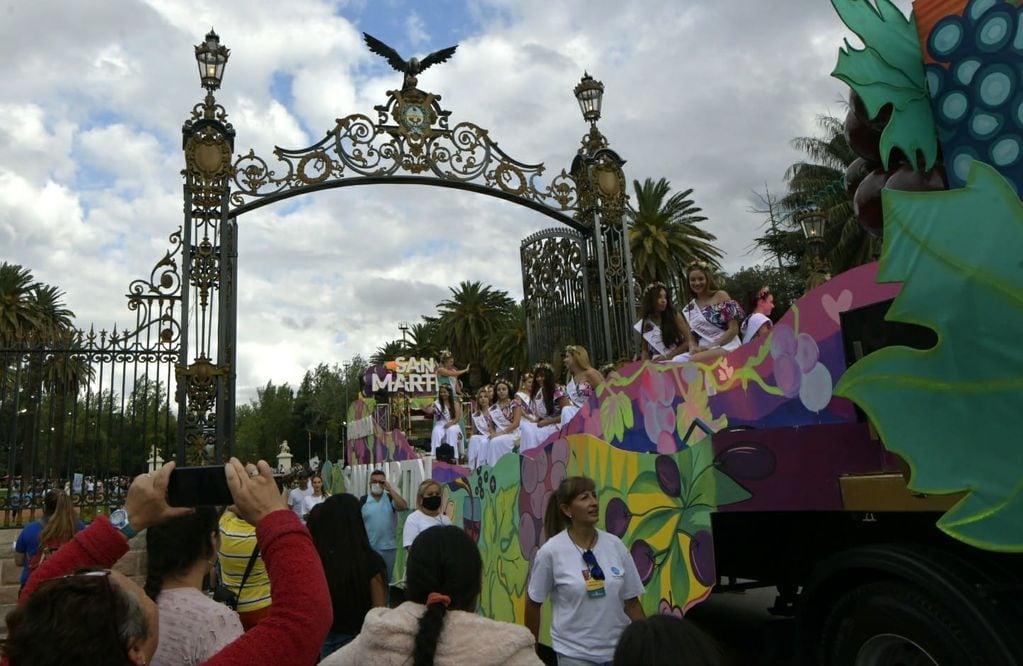 Las calles de la Ciudad de Mendoza se llenaron de pobladores y turistas que disfrutaron del clásico Carrusel Vendimial. Foto: Orlando Pelichotti / Los Andes