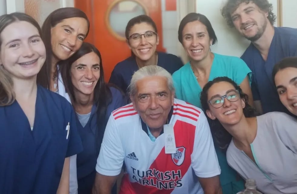 El último día en el Central, Jorge fue agasajado por todos sus compañeros, que le obsequiaron una camiseta de River Plate, el club de sus amores. | Foto: gentileza