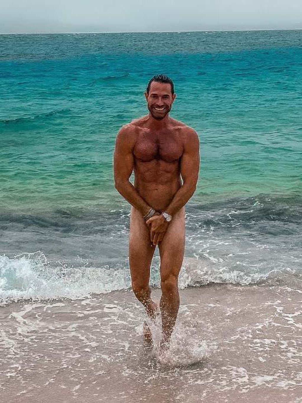 Sebastián Rulli posó desnudo en una playa paradisíaca para celebrar sus 47 años.