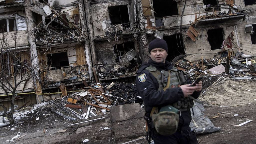 Un soldado patrulla las calles de Kiev luego de bombardeos rusos. Imagen de archivo.